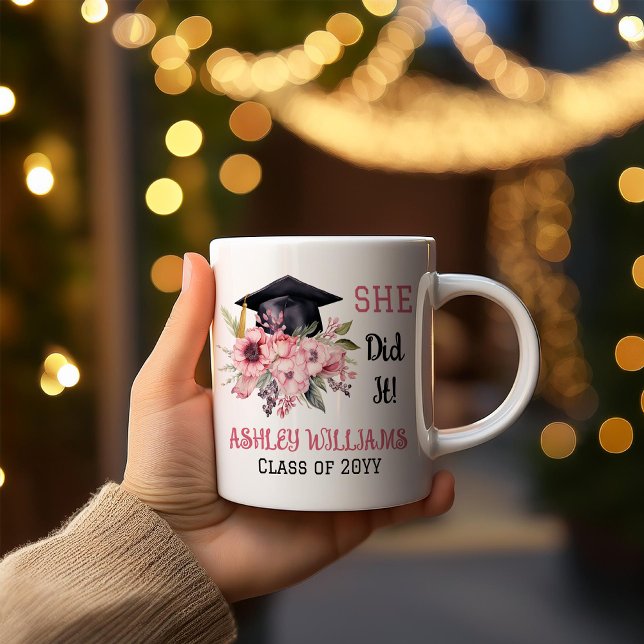 Grad Cap och Rosa Blommigtar... Kaffemugg ("SHE Did It!" Pink Floral Bouquet and Grad Cap Name and Class Year Graduation Keepsake Coffee Mug)