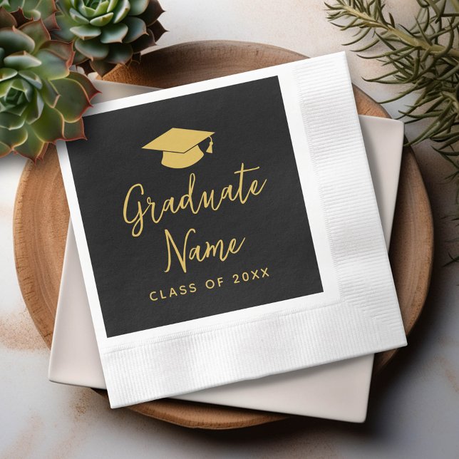 Grad Namn-skript med sockel - svart Guld Studenten Pappersservett (Custom Graduation Party Napkin - Modern Black and Gold Design with Grad's Name)
