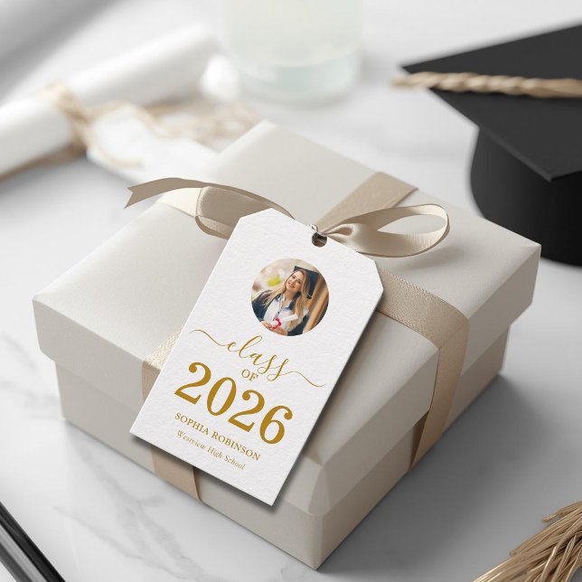 Grad Photo Class of 2026 Gold Script Graduation  Presentetikett (Skapare uppladdad)