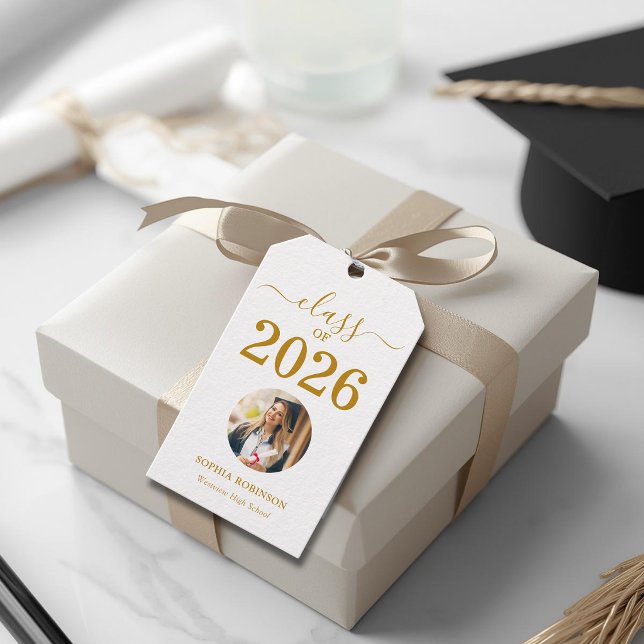 Grad Photo Class of 2026 Gold Script Graduation  Presentetikett (Skapare uppladdad)