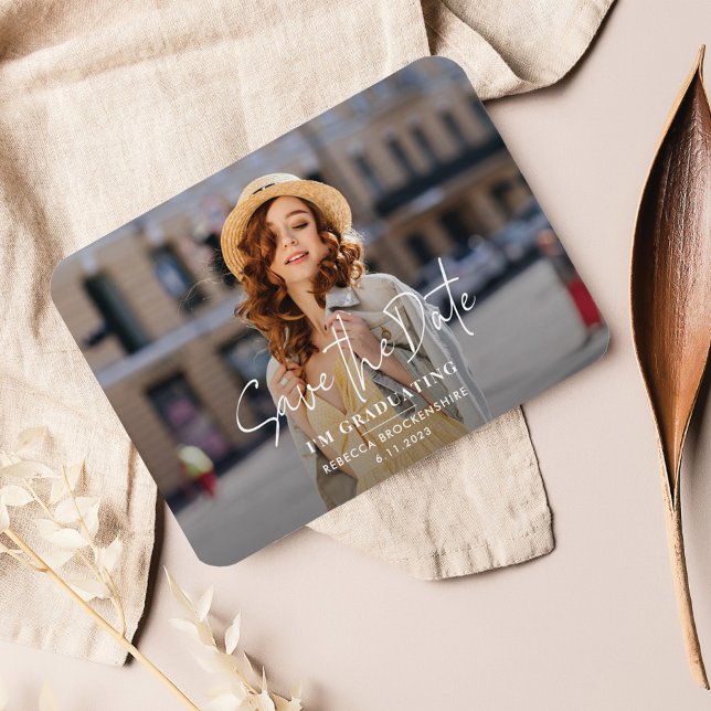 Grad Photo Studenten 2025 Spara datumet Magnet (Graduation Photo Script Save the Date Announcement)
