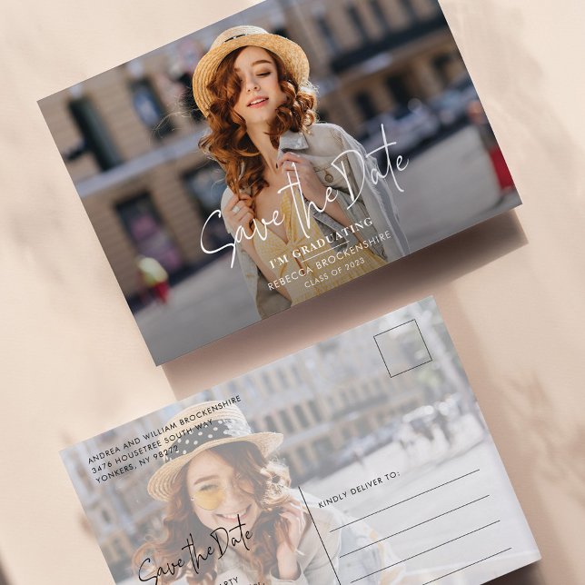 Grad Photos Studenten 2025 Spara datumet (Graduation Script Save the Date Grad Photos Announcement Postcard)