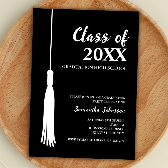Grad Tassel Studenten i modern klass 2024 Inbjudningar (graduation party invitation class of 2024 modern minimalist simple black and white grad tassel)