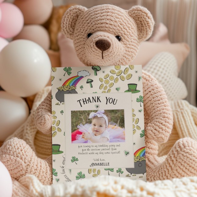 Gräddvita Irländska RegnbågsKlöver & Hjärtan Födel Tack Kort (Fun & Whimsical Pot of Gold Baby St. Patrick's Day Thank You Card  with Custom Photo and Text. )