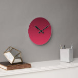 Gradient Magenta - ljus till djup | Säsongsstämnin Rund Klocka<br><div class="desc">Inspirerad av samtida färgtrender skapar denna varma magenta-nyansade gradient en mjuk och sofistikerad atmosfär. Elegant som en minimalistisk design på egen hand eller som en helt anpassningsbar bakgrund för inbjudningar,  kort,  affischer och mer. En raffinerad bas för kreativa idéer,  personliga meddelanden eller stilfulla layouter.</div>