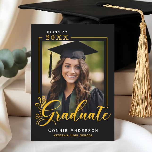 Graduate Black Gold Script Photo Graduation Meddelande (Graduate Trendy Script Photo Graduation Announcement)