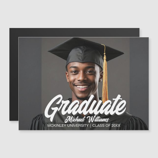 Graduate Photo Bold Script Graduation Magnet Card (Fram/baksida)