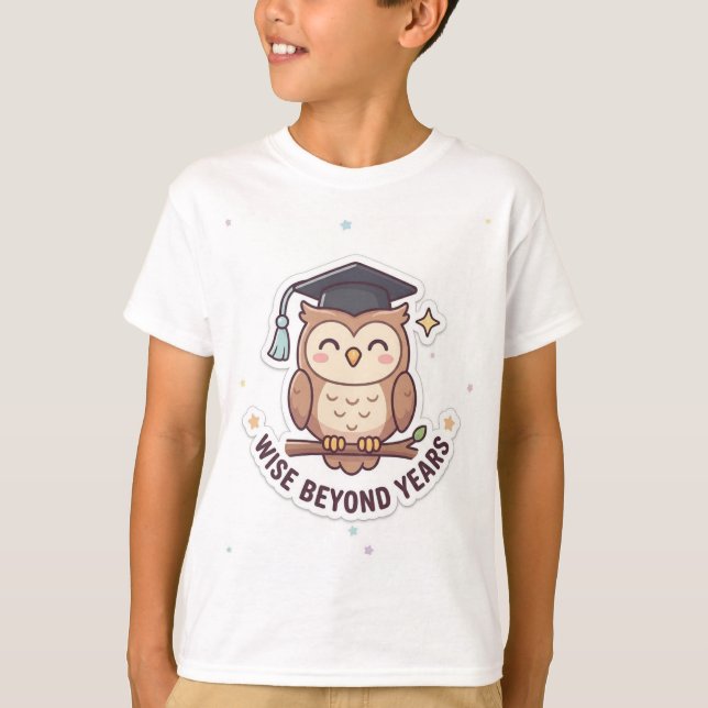 Graduation Cap Owl Wise Beyond Years" Illustration T Shirt (Framsida)