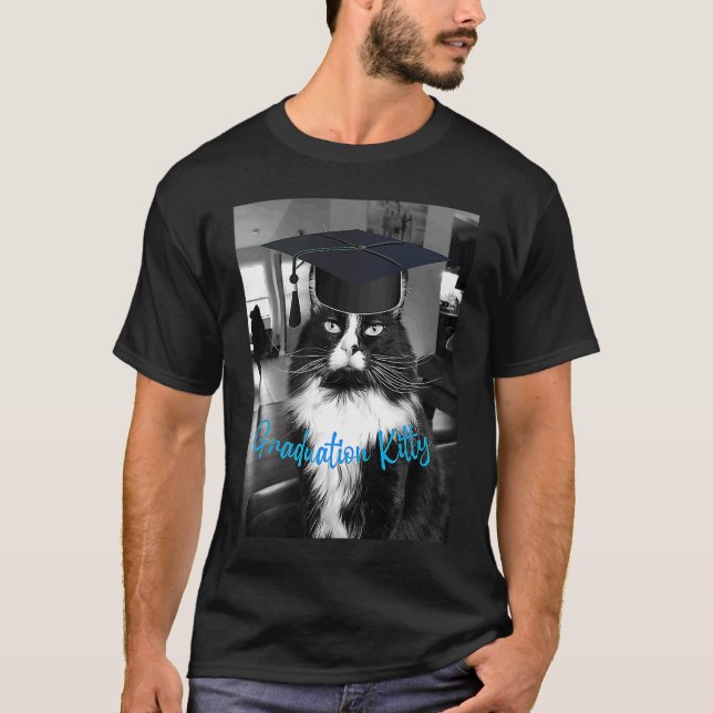 Graduation Kitty Black and White Cat in Graduating T Shirt (Framsida)