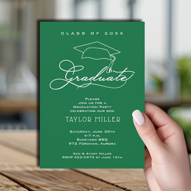 Graduerings mössa Grön Examensfest Inbjudningar (Elegant white script and grad hat green graduation party invitations)