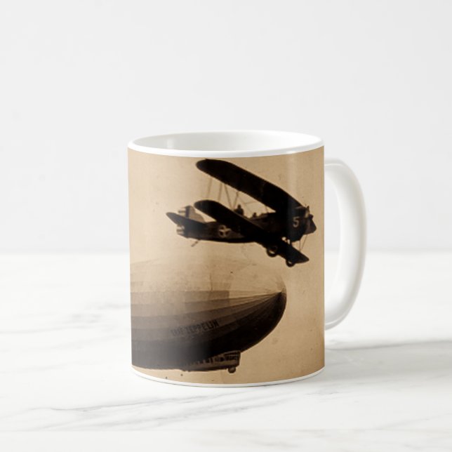Graf Zeppelin närmar sig New York City 1928 Kaffemugg (Framsida höger)