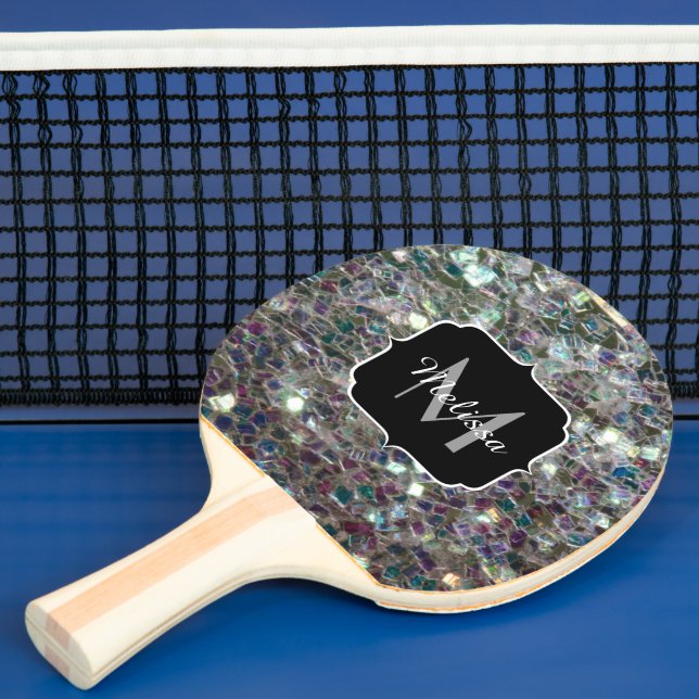 Gråfärgad mosaikmonogram från silver pingisracket (Insitu)