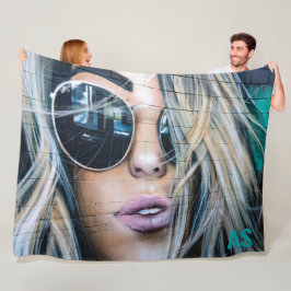 Graffiti Blond Girl med Round Sunglasses Monogram Fleecefilt
