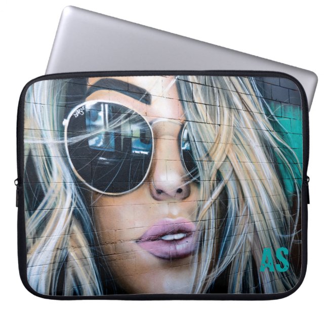 Graffiti Blond Girl med Round Sunglasses Monogram Laptop Fodral (Framsidan)