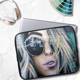 Graffiti Blond Tjej med Runda Solglasögon Monogram Laptop Fodral