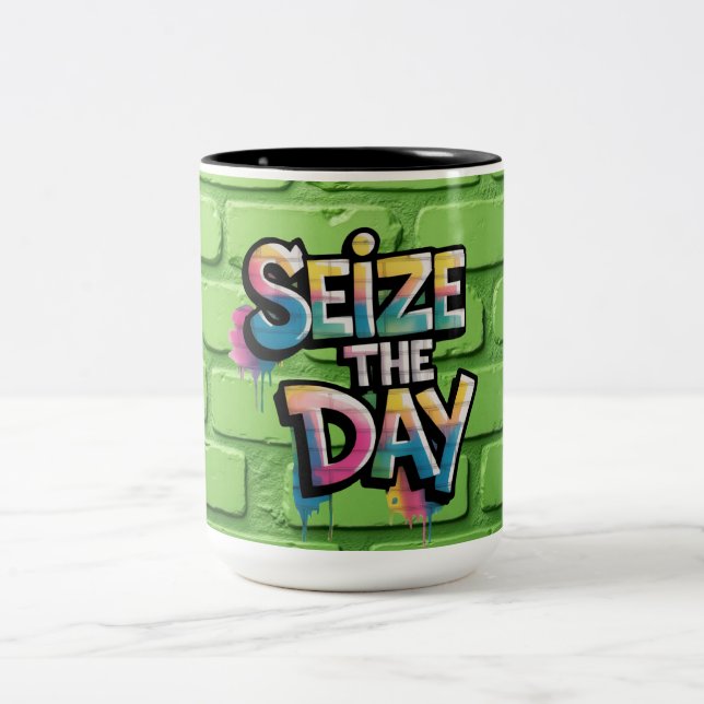 Graffiti Färgrik Text Som Säger Seize The Day Två-Tonad Mugg (Center)