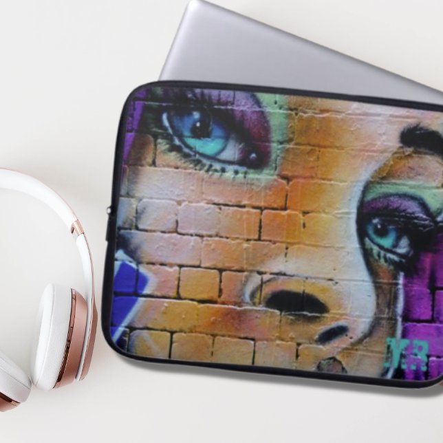 Graffiti Girl Monogram Laptop Fodral (Skapare uppladdad)