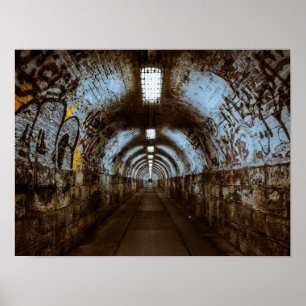 Graffiti i Empty Railroad Tnel Poster