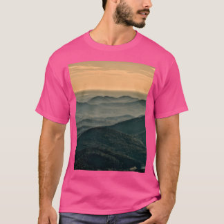 Grafik för bergsvy i guld t shirt