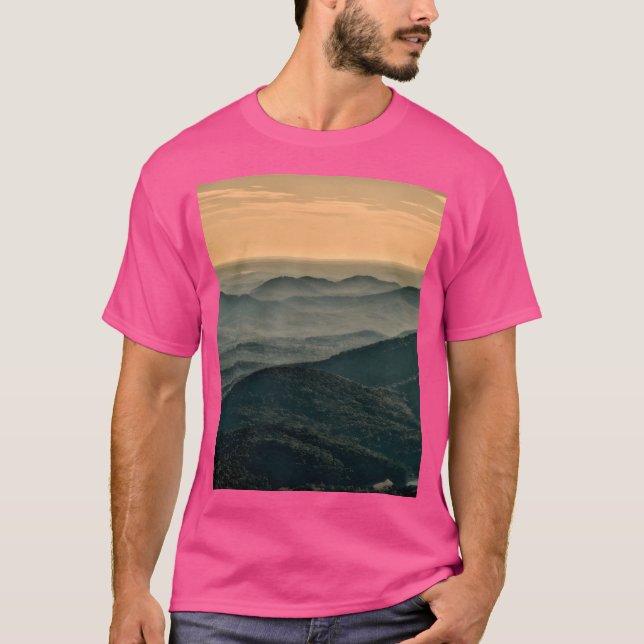 Grafik för bergsvy i guld t shirt (Framsida)