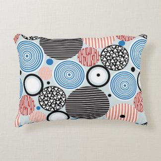 Grafik mönster i flerfärgade cirklar av olika färg prydnadskudde