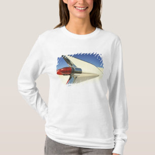 Grafik: Närbild av fenan och bakljuset på T-shirt