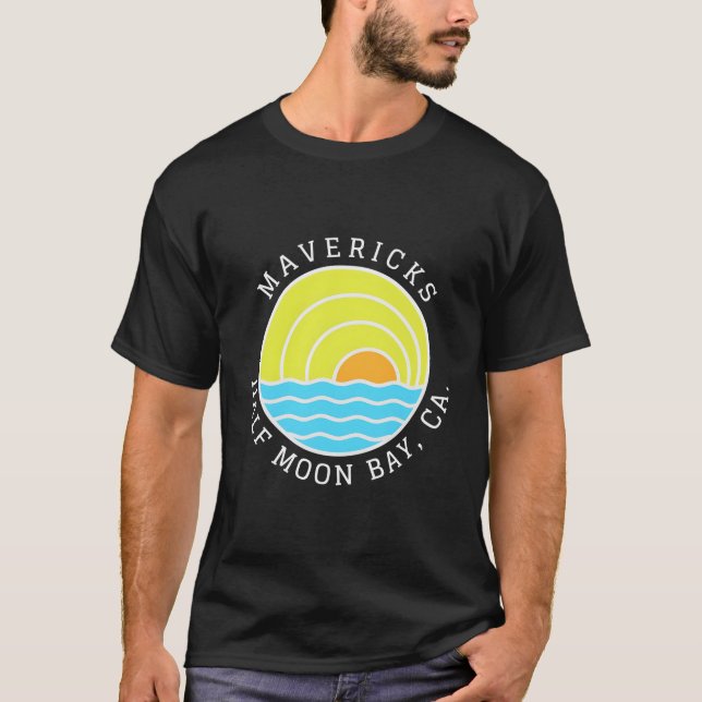 Grafik under soluppgång i halva Måne Bay T Shirt (Framsida)