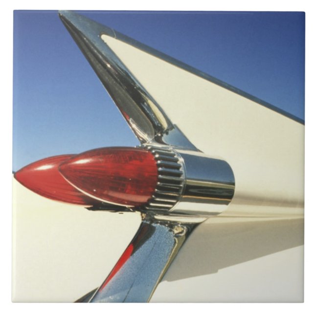 Grafiskt: Närbild av fenan och taillighten på Kakelplatta (Framsidan)