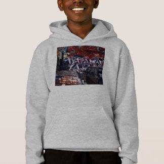 Grafitti i grått t-shirt