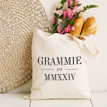 Grammie Roman Numeral Year Etablerad Tygkasse<br><div class="desc">En modern minimalistisk väska för att fira en chic mormor,  den här rena,  minimala toten innehåller "Grammie" eller ditt val av smeknamn i svart smekif-skrift. Anpassa med året som hon blev en mormor under elegantens romerska siffror för en chic.</div>