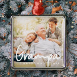 Grampa Photo Jul Helgdag Modern Elegant Chic Julgransprydnad Metall<br><div class="desc">Design består av modern chic-typografi med sans serif- och serif-teckensnitt. Lägg till ett foto av anpassningsbarna morfar och årtal.</div>