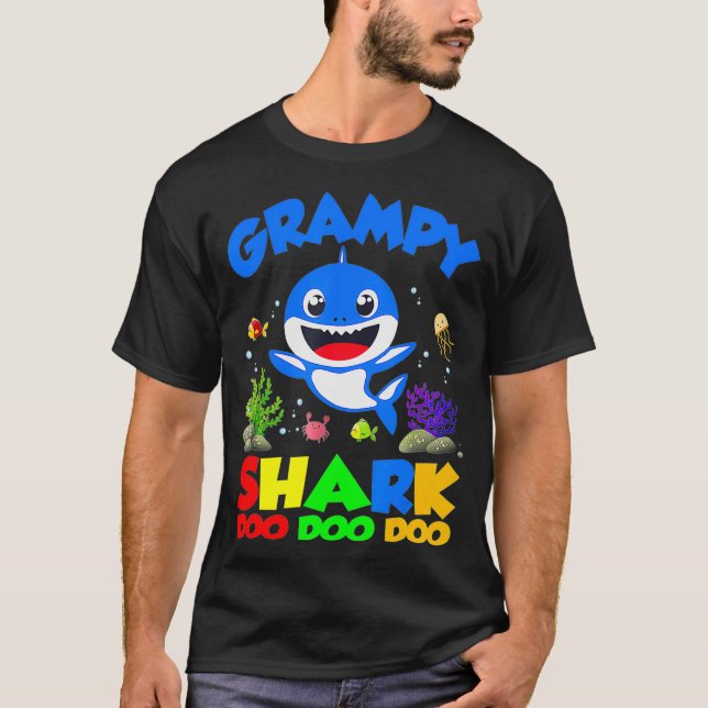 Grampi Baby-hajens födelsedag Grampy Shark T Shirt (Framsida)