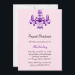Grand Ballroom Birthday bjudande (lila) Inbjudningar<br><div class="desc">En rolig kristallljuskran och en parisisk formaterad typ anger tonen för inbjudan och händelsen. Det visas på grundläggande papper. Jag föreslår dock att metallisen ska vara papprare.</div>