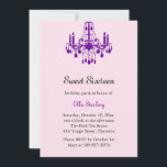 Grand Ballroom Birthday bjudande (lila) Inbjudningar<br><div class="desc">En rolig kristallljuskran och en parisisk formaterad typ anger tonen för inbjudan och händelsen. Det visas på grundläggande papper. Jag föreslår dock att metallisen ska vara papprare.</div>