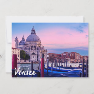 Grand Canal med gondolas och kyrkan i Venedig