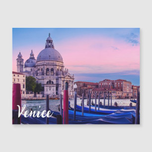 Grand Canal med gondolas och kyrkan i Venedig
