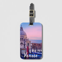 Grand Canal med gondolas och kyrkan i Venedig