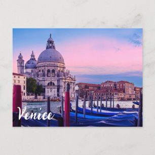 Grand Canal med gondolas och kyrkan i Venedig Vykort