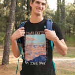 Grand Canyon nationalpark Arizona Distress T Shirt<br><div class="desc">Stor Canyon-vektorteckningsdesign. Parken är hem för en stor del av storberget Canyon,  där dess lagrade band av rött sten avslöjar miljontals år av geologisk historia.</div>