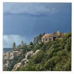 Grand Canyon North Rim Lodge Kakelplatta<br><div class="desc">North Rim Lodge vid Grand Canyon National Park keramik tile. Den här bilden fångar scenen som den ses från Bright Angel Point Trail på en dag med dramatiska stormmoln från monsunsäsongen. Ponderosa gräs är synligt utanför bytet. Bevara era minnen från tidigare besök i denna vackra, serene och historiska del av...</div>