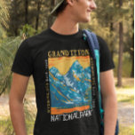 Grand Teton nationalpark Wyoming Retro Distress T Shirt<br><div class="desc">Stor Teton-vektorteckningsdesign. Parken omfattar de största topparna i Teton-området och de flesta av de norra delarna av dalen som går under namnet Jackson Hål.</div>