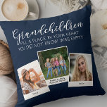 Grandchild Dikt 3 Photo Collage Navy Blue Kudde<br><div class="desc">Fotokudde för morföräldrar eller barnbarn i anpassningsbar. Dikt lyder "barnbarn fyller ett ställe i ditt hjärta som du inte visste var tomt" och är skriven med elegant kalligrafi och vismisk versaltypografi. Fotomallen är inställd så att du kan lägga till 3 av bilderna som du föredrar, som visas i en enkel...</div>