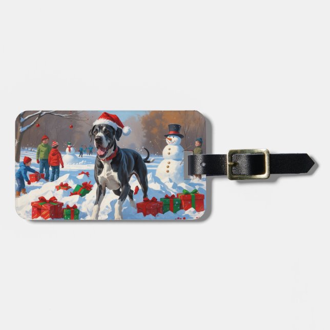 Granddanois som springer i snö med julhatt bagagebricka (Horisontell Framsida)