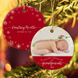 Grandföräldrar Baby First jul Snöflingor Photo Julgransprydnad Keramik<br><div class="desc">"Vår första jul som morföräldrar." En lekfull bild av champagne guld snöflingor som täcker över det foto du vill ha och vit handskriven manustypografi med skräddarsydd årgång över rött, hjälper dig att starta jul och nyår. På baksidan överskuggar ytterligare champagne guld snöflingor och personlig handskriven typografi av baby namn och...</div>