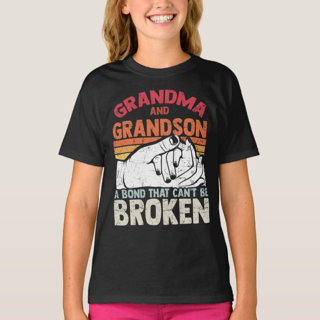 Grandma and Grandson A Bond that Can't be Broken T Shirt (Framsida)