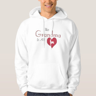 GRANDMA ÄR ALLA HJÄRTSINNEHAV I SVERIGE SWEATSHIRT MED LUVA