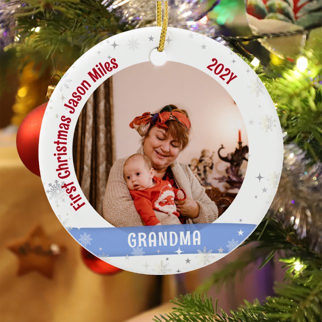 Grandma Baby Personlig Första julfoto Julgransprydnad Keramik (Modern Elegant Cute First Christmas Baby Love you Grandma Grandmother 1 Photo Snowflakes Stars Holly)