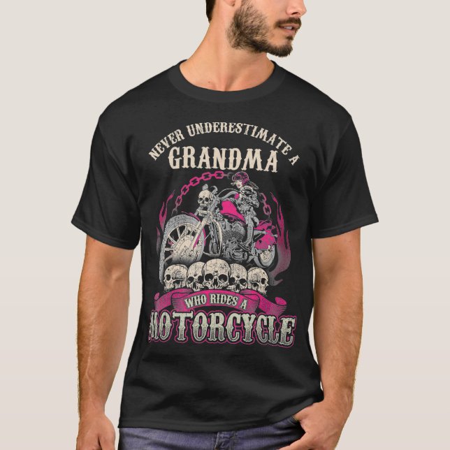 Grandma Biker Chick Dam Underskatta aldrig T Shirt (Framsida)