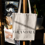 Grandma | Chic Boho Lettering & Blommigt Tygkasse<br><div class="desc">Trendiget i väskan har modern typografi som säger "mina underbarare välsignelser kallar mig morma" med en söt blommigt konst arrangemang. Varje kvinna behöver en bra som bär med sig allt till alla hennes essenser. Oavsett om det är en gåva från Mors dag, en födelsedagspresent eller till och med en liten...</div>