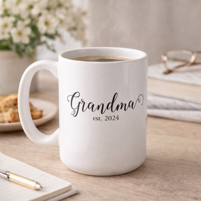 Grandma Est Modern Black Script Custom Date Kaffemugg (Skapare uppladdad)